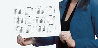 Frau hält Kalender